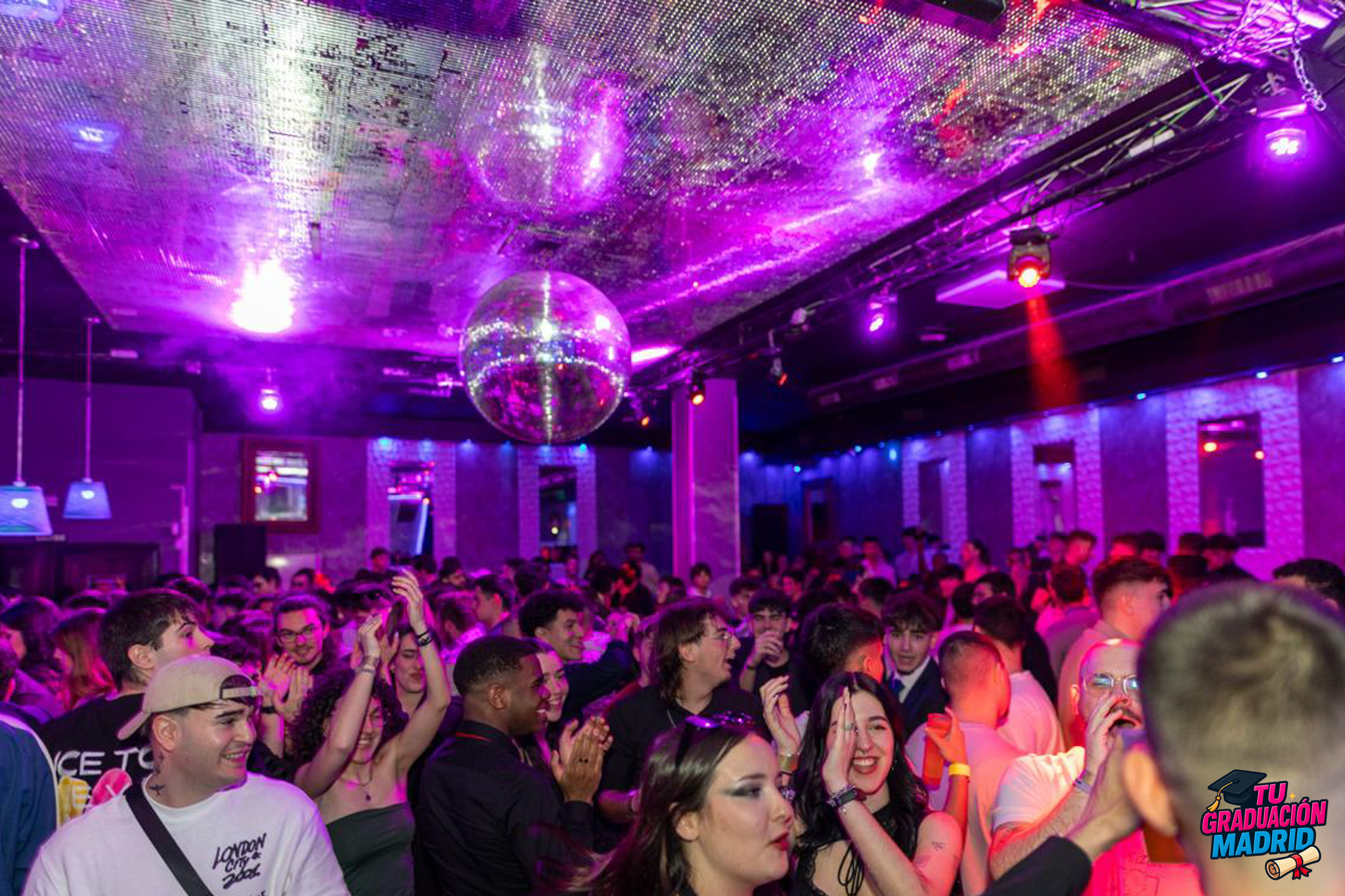 Fiesta de graduación con barra libre y DJ